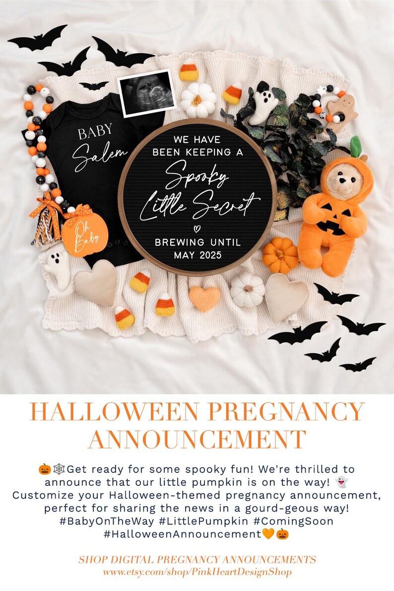 Puede incluir: Anuncio de embarazo de Halloween con un body negro que dice "Baby Salem" y un tablero de letras negro que dice "Hemos estado guardando un peque&ntilde;o secreto espeluznante hasta mayo de 2025".
