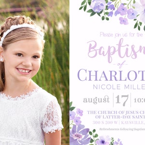 K&ouml;nnte beinhalten: Lilafarbene florale Taufeinladung mit einem Foto eines jungen M&auml;dchens in einem wei&szlig;en Kleid. Die Einladung enth&auml;lt den Text "Bitte begleiten Sie uns zur Taufe von CHARLOTTE NICOLE MILLER August 17 10:00 Uhr THE CHURCH OF JESUS CHRIST OF LATTER-DAY SAINTS 300 S 200 W KAYSVILLE, UT Erfrischungen nach der Taufe"