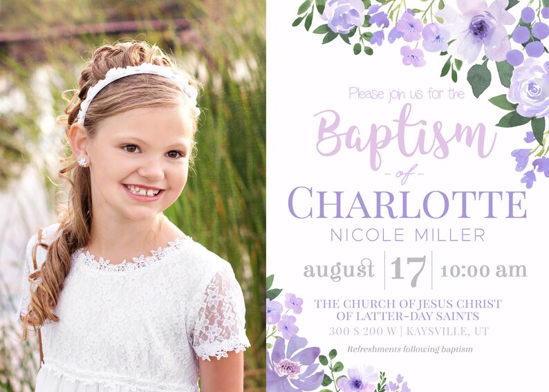 K&ouml;nnte beinhalten: Lilafarbene florale Taufeinladung mit einem Foto eines jungen M&auml;dchens in einem wei&szlig;en Kleid. Die Einladung enth&auml;lt den Text "Bitte begleiten Sie uns zur Taufe von CHARLOTTE NICOLE MILLER August 17 10:00 Uhr THE CHURCH OF JESUS CHRIST OF LATTER-DAY SAINTS 300 S 200 W KAYSVILLE, UT Erfrischungen nach der Taufe"