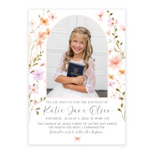 Puede incluir: Una invitaci&oacute;n de bautismo con un borde floral y una foto de una ni&ntilde;a sosteniendo un libro titulado "El Libro de Morm&oacute;n". El texto dice "Por favor, &uacute;nase a nosotros para el bautismo de Katie Jane Olsen, S&aacute;bado, 1 de agosto de 2024 a las 10:00 AM, La Iglesia de Jesucristo de los Santos de los &Uacute;ltimos D&iacute;as, 125 North 100 West | Farmington, Refrescos despu&eacute;s del bautismo."