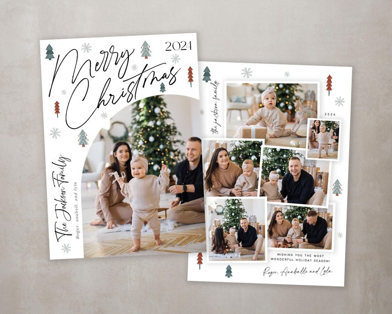 Pu&ograve; includere: Un biglietto di Natale con un collage di foto di famiglia e un design festivo. Il biglietto ha uno sfondo bianco con un design di albero di Natale verde e rosso e il testo "Buon Natale" in corsivo nero. Il collage di foto di famiglia presenta una famiglia di quattro persone con un bambino. Il biglietto include anche il testo "The Jackson Family" e "Roger, Anabell e Lyla" in corsivo nero.