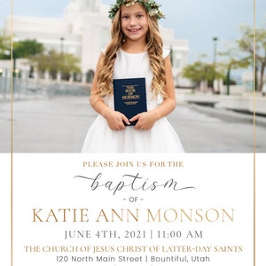 K&ouml;nnte beinhalten: Eine Taufeinladung mit einem jungen M&auml;dchen in einem wei&szlig;en Kleid und Blumenkranz, das ein blaues Buch h&auml;lt. Die Einladung enth&auml;lt den Text "Bitte nehmen Sie an der Taufe von Katie Ann Monson teil" und Veranstaltungsdetails.