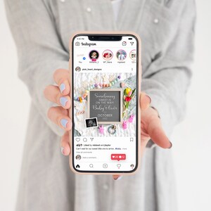 Puede incluir: Una pantalla de tel&eacute;fono que muestra una publicaci&oacute;n de Instagram anunciando la llegada de un beb&eacute;. La publicaci&oacute;n presenta un tablero de letras con el texto "Semebunny Sweet is on the way! Baby Oliver October 2023". La imagen tambi&eacute;n incluye una variedad de decoraciones de color pastel, incluyendo galletas con forma de conejo, una guirnalda y flores.