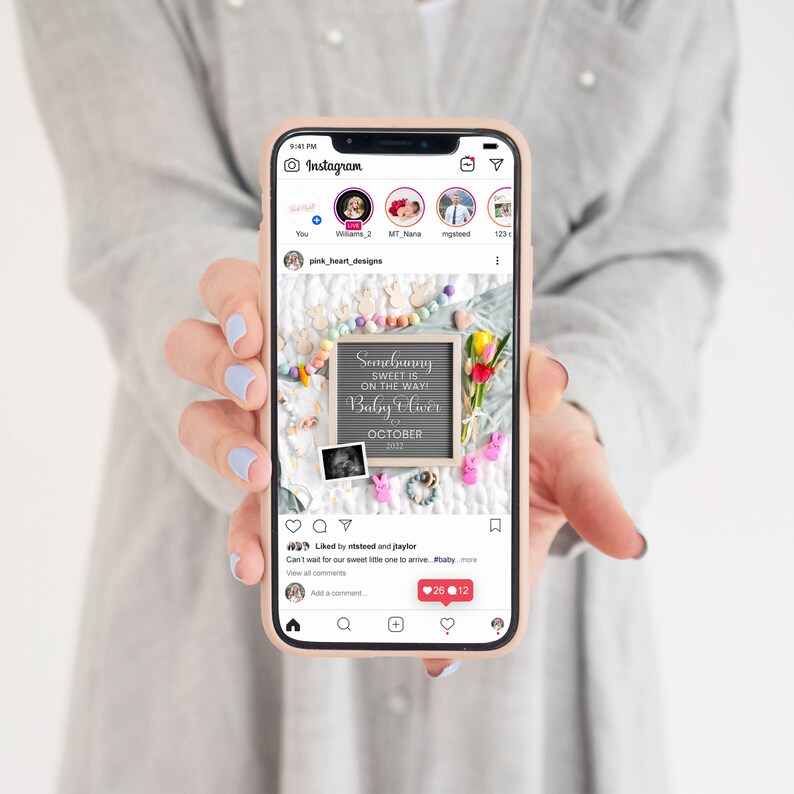 Puede incluir: Una pantalla de tel&eacute;fono que muestra una publicaci&oacute;n de Instagram anunciando la llegada de un beb&eacute;. La publicaci&oacute;n presenta un tablero de letras con el texto "Semebunny Sweet is on the way! Baby Oliver October 2023". La imagen tambi&eacute;n incluye una variedad de decoraciones de color pastel, incluyendo galletas con forma de conejo, una guirnalda y flores.