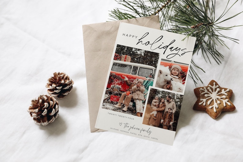 Pu&ograve; includere: Un biglietto di Natale bianco con un collage di foto di una famiglia con un cane. Il biglietto dice "Buon Natale" in scrittura corsiva nera e "Venti Ventiquattro" in testo nero. Il biglietto dice anche "The Johnson Family" in scrittura corsiva nera e "Michael, Catherine, Hailey, Ella, Anne & Oakley" in testo nero.