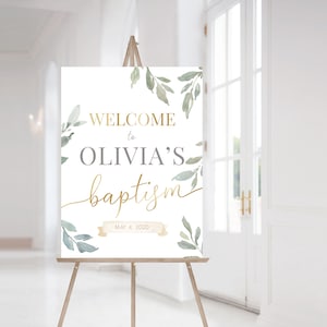 Puede incluir: Un cartel de bienvenida blanco con hojas verdes de acuarela y letras doradas. El cartel dice "Bienvenido al bautismo de Olivia el 4 de mayo de 2020".