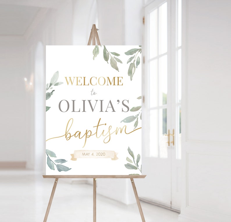Puede incluir: Un cartel de bienvenida blanco con hojas verdes de acuarela y letras doradas. El cartel dice "Bienvenido al bautismo de Olivia el 4 de mayo de 2020".