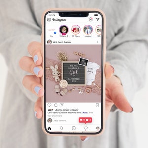 Op de afbeelding: Een roze en witte Instagram-post die de komst van een babymeisje aankondigt. De post bevat een ingelijst letterbord met de tekst "We are having a girl" en de datum "September 2023". Er zijn ook babyschoentjes, een rompertje en een houten kralensnoer te zien.