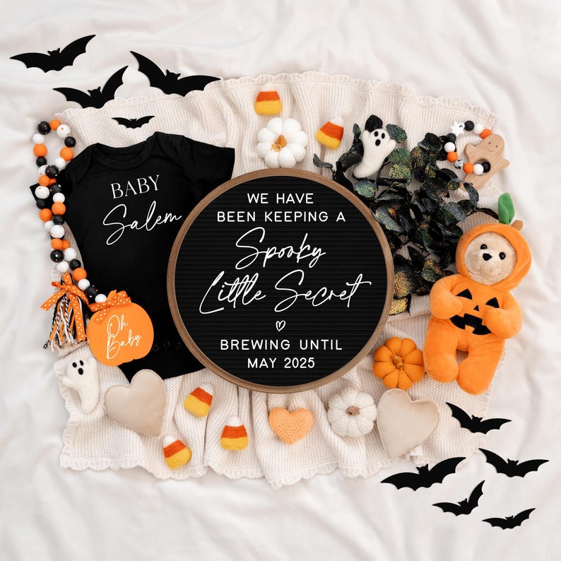 Puede incluir: Un anuncio de nacimiento con tem&aacute;tica de Halloween con un tablero de letras negro que dice "We have been keeping a Spooky Little Secret Brewing Until May 2025". Hay un body negro con el texto "Baby Salem" y un peluche de oso con forma de calabaza.