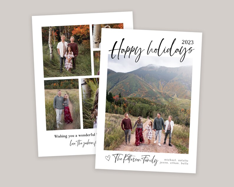 Op de afbeelding: Een kerstkaart met een collage van familiefoto's. De kaart bevat een foto van een familie die op een pad in een berglandschap loopt. De tekst "Happy Holidays 2023" staat in zwarte cursieve letters bovenaan de kaart. De tekst "The Peterson Family" staat in zwarte cursieve letters onderaan de kaart, samen met de namen van de familieleden.