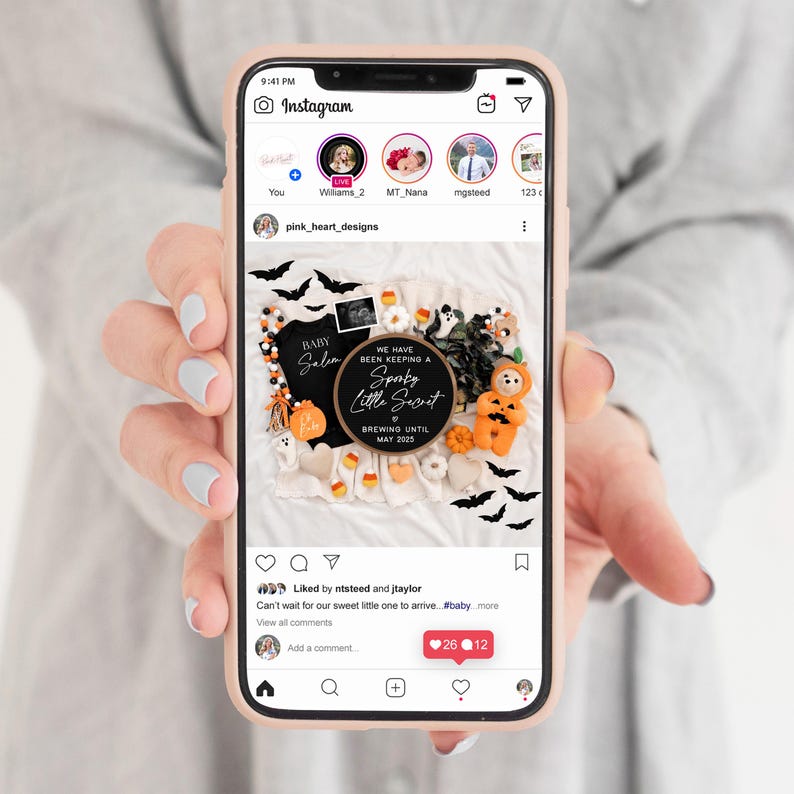 Puede incluir: Un anuncio de nacimiento con tem&aacute;tica de Halloween en la pantalla de un tel&eacute;fono. El anuncio presenta un letrero en blanco y negro que dice "We have been keeping a Spooky Little Secret" con una fecha de parto en mayo de 2025. El letrero est&aacute; rodeado de decoraciones de Halloween, incluyendo murci&eacute;lagos, calabazas y un fantasma.