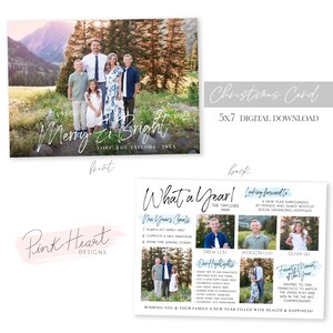 Puede incluir: Una tarjeta de Navidad con una foto de familia en el frente y un mensaje personalizado en la parte posterior. El frente presenta a una familia de cinco personas de pie en un campo con monta&ntilde;as en el fondo. La parte posterior de la tarjeta tiene un mensaje que dice "&iexcl;Qu&eacute; a&ntilde;o!" e incluye una lista de los momentos destacados de la familia del a&ntilde;o. La tarjeta est&aacute; dise&ntilde;ada en un esquema de color rosa y azul con una fuente manuscrita.