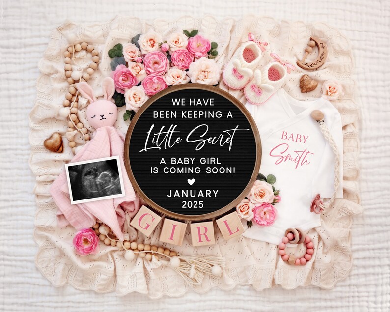 K&ouml;nnte beinhalten: Eine rosa-wei&szlig;e Baby-Ank&uuml;ndigung mit einer Buchstaben-Tafel, auf der steht "We have been keeping a little secret. A baby girl is coming soon! January 2025". Die Buchstaben-Tafel ist umgeben von rosa Blumen, einem Baby-Strampler, einem Paar Stiefelchen und einem Ultraschallbild.