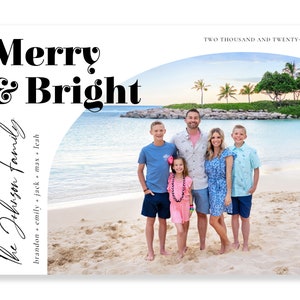 Puede incluir: Una tarjeta de Navidad con una familia de seis personas de pie en una playa. La tarjeta tiene un fondo blanco con texto negro que dice "Merry & Bright" y "The Johnson Family" con los nombres de los miembros de la familia enumerados debajo. El texto "Two Thousand and Twenty-Two" est&aacute; en la esquina superior derecha de la tarjeta.