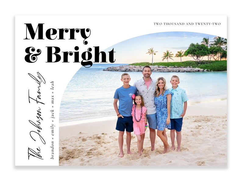 Puede incluir: Una tarjeta de Navidad con una familia de seis personas de pie en una playa. La tarjeta tiene un fondo blanco con texto negro que dice "Merry & Bright" y "The Johnson Family" con los nombres de los miembros de la familia enumerados debajo. El texto "Two Thousand and Twenty-Two" est&aacute; en la esquina superior derecha de la tarjeta.