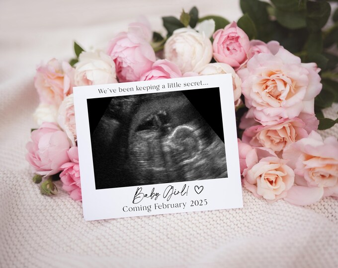Minimalist 'It's a Girl' Digital Pregnancy Reveal Announcement - Customizable Boho Floral Design