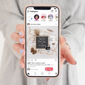 Puede incluir: Un smartphone muestra una publicaci&oacute;n de Instagram que anuncia la llegada de un beb&eacute;. La publicaci&oacute;n incluye una pizarra con "We Can't Wait to Meet You", ropa de beb&eacute;, una foto de ultrasonido y zapatos peque&ntilde;os. La publicaci&oacute;n tiene me gusta y el hashtag #baby.