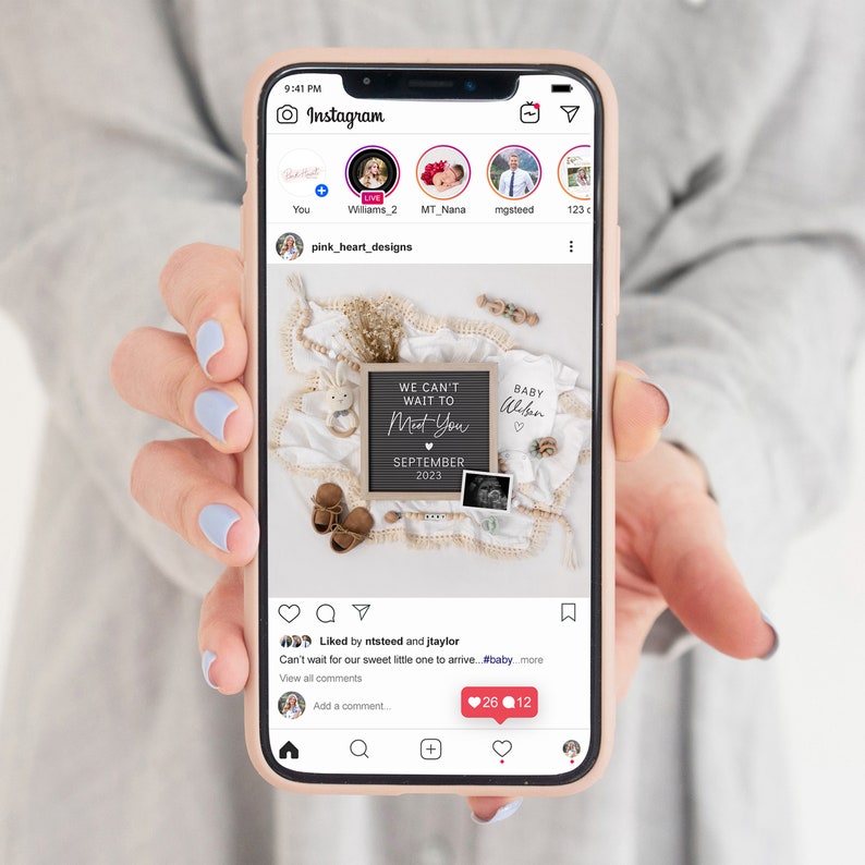 Puede incluir: Un smartphone muestra una publicaci&oacute;n de Instagram que anuncia la llegada de un beb&eacute;. La publicaci&oacute;n incluye una pizarra con "We Can't Wait to Meet You", ropa de beb&eacute;, una foto de ultrasonido y zapatos peque&ntilde;os. La publicaci&oacute;n tiene me gusta y el hashtag #baby.