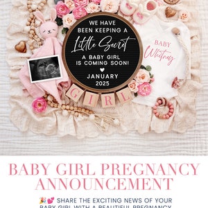 K&ouml;nnte beinhalten: Eine Schwangerschaftsanzeige in rosa und wei&szlig;. Die Anzeige zeigt ein Schild aus Schiefer mit dem Text "We have been keeping a little secret. A baby girl is coming soon! January 2025." Das Schild ist von rosa Blumen, einem Baby-Strampler und einem Baby-Rassel umgeben.