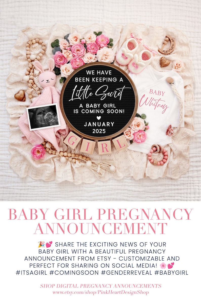 K&ouml;nnte beinhalten: Eine Schwangerschaftsanzeige in rosa und wei&szlig;. Die Anzeige zeigt ein Schild aus Schiefer mit dem Text "We have been keeping a little secret. A baby girl is coming soon! January 2025." Das Schild ist von rosa Blumen, einem Baby-Strampler und einem Baby-Rassel umgeben.