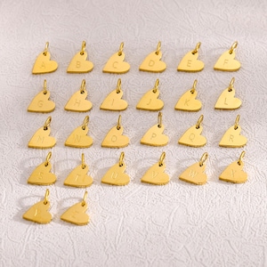 2 piezas de dijes de letras de corazón de acero inoxidable, dijes de inicial de corazón de oro, colgante de letras de corazón vermeil, dijes de iniciales de corazón de oro