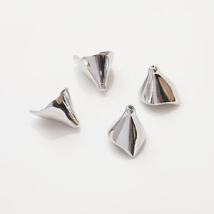 Peut inclure: Quatre embouts de perles en m&eacute;tal argent&eacute; en forme de c&ocirc;ne avec un trou en haut. Les embouts de perles sont brillants et ont une surface lisse.