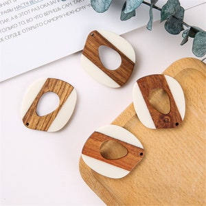 4pcs Epoxid-Harz-Anhänger, Diamant transluzente weiße Harz Erkenntnisse, Holz und Harz Anhänger, Farbe blockiert, große Runde Charme