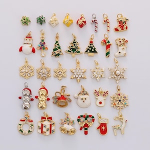Può includere: Una collezione di ciondoli natalizi dorati, tra cui fiocchi di neve, alberi di Natale, pupazzi di neve e scatole regalo. I ciondoli sono adornati con dettagli in smalto rosso, verde, bianco e colorato. Perfetti per la creazione di gioielli o lavori manuali natalizi.