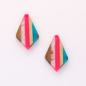 4 Stück Epoxidharz Anhänger, Diamant durchscheinend Neon Pink Harz Zubehör, Holz und Harz Anhänger, Farbe blockiert, Diamant Charm