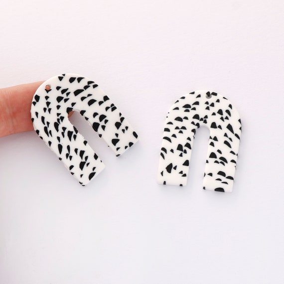 Make.N Nail Charm30 - U-Shaped Crystal & Pearl Make.N Nail Charm30 - U-Shaped Crystal & Pearl