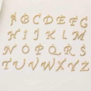 2 piezas de dijes de letras mayúsculas con inicial de circonita cúbica chapada en oro real de 24 quilates, agrega un dije, pequeños dijes iniciales de 26 letras sin deslustre