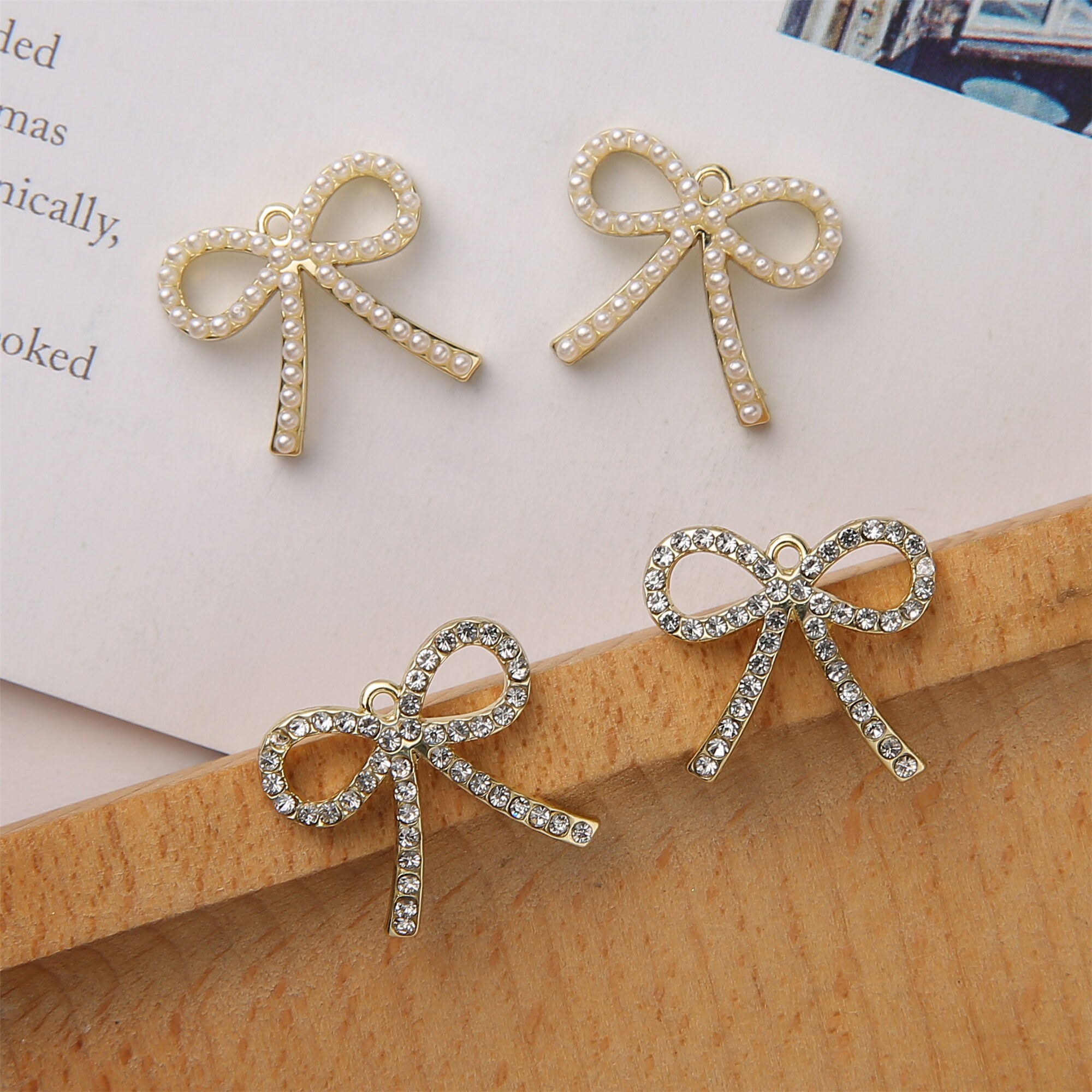 Amy Pearl Bow エイミーパールボウ　ホワイト Amy Bow & Pearl Pendant Necklace in Worn Gold - FINAL SALE