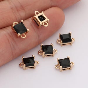 Può includere: Sei connettori quadrati dorati con strass quadrati neri. Ogni connettore ha due anelli per il fissaggio ai gioielli.