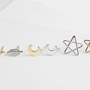 Puede incluir: Seis hallazgos para pendientes en varias formas, incluyendo una pluma, una luna creciente y una estrella. Los hallazgos est&aacute;n hechos de metal plateado y dorado.