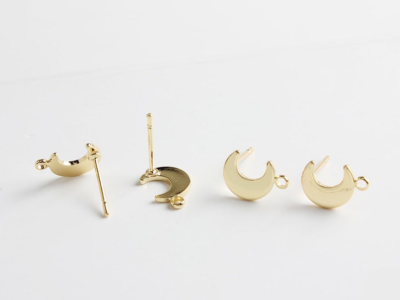 Puede incluir: Hallazgos de pendientes de media luna de oro con un anillo de salto, un poste y una parte posterior. Estos hallazgos son perfectos para hacer tus propios pendientes.