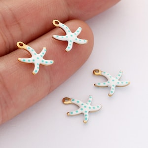 Op de afbeelding: Goudkleurige zeesterbedels met witte emaille en lichtblauwe stippen. Deze vijfpunts stervormige bedels hebben een kleine lus aan de bovenkant om te bevestigen. Ideaal voor het maken van sieraden met een strandthema.