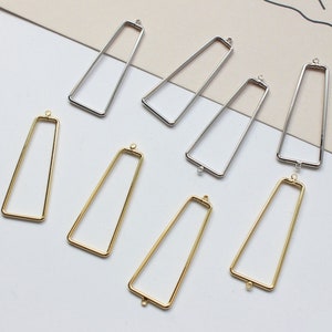 Peut inclure: Assortiment de supports de boucles d'oreilles en métal doré et argenté. Les supports sont en forme de rectangle aux coins arrondis. Les supports sont de tailles différentes.