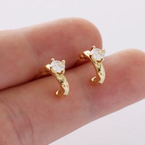 本物の金メッキバーイヤリングスタッド、小さなバーイヤリング、シンプルなハギーイヤリング、シルバースティックイヤリング、軟骨イヤリング10個。