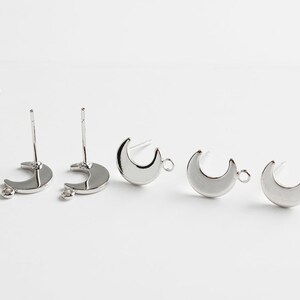 Puede incluir: Hallazgos de pendientes de media luna de plata con un anillo de salto. Los hallazgos est&aacute;n listos para ser unidos a los pendientes.