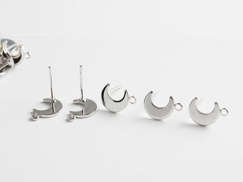 Puede incluir: Hallazgos de pendientes de media luna de plata con un anillo de salto. Los hallazgos est&aacute;n listos para ser unidos a los pendientes.