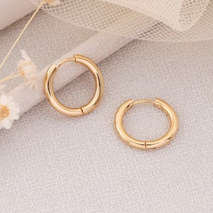 Op de afbeelding: Een paar gouden creolen. De oorbellen zijn simpel en elegant en zouden een geweldige aanvulling zijn op elke sieradencollectie.