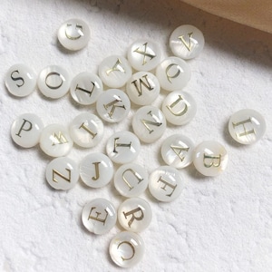 Muschel Alphabet Perlen, englische Buchstaben Perlen, runde Münze Buchstaben Charms, personalisierte Anfangs Charms