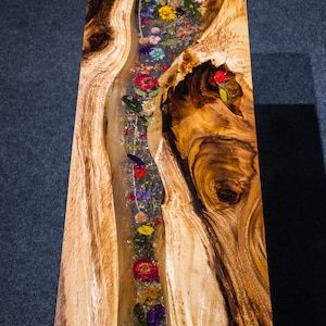 Maßgeschneiderte Kunstfertigkeit: Handgefertigter Couchtisch mit BlumenkunstResin Inlay | Altholz | Personalisierte Home Decor-CUSTOMISE YOURS!