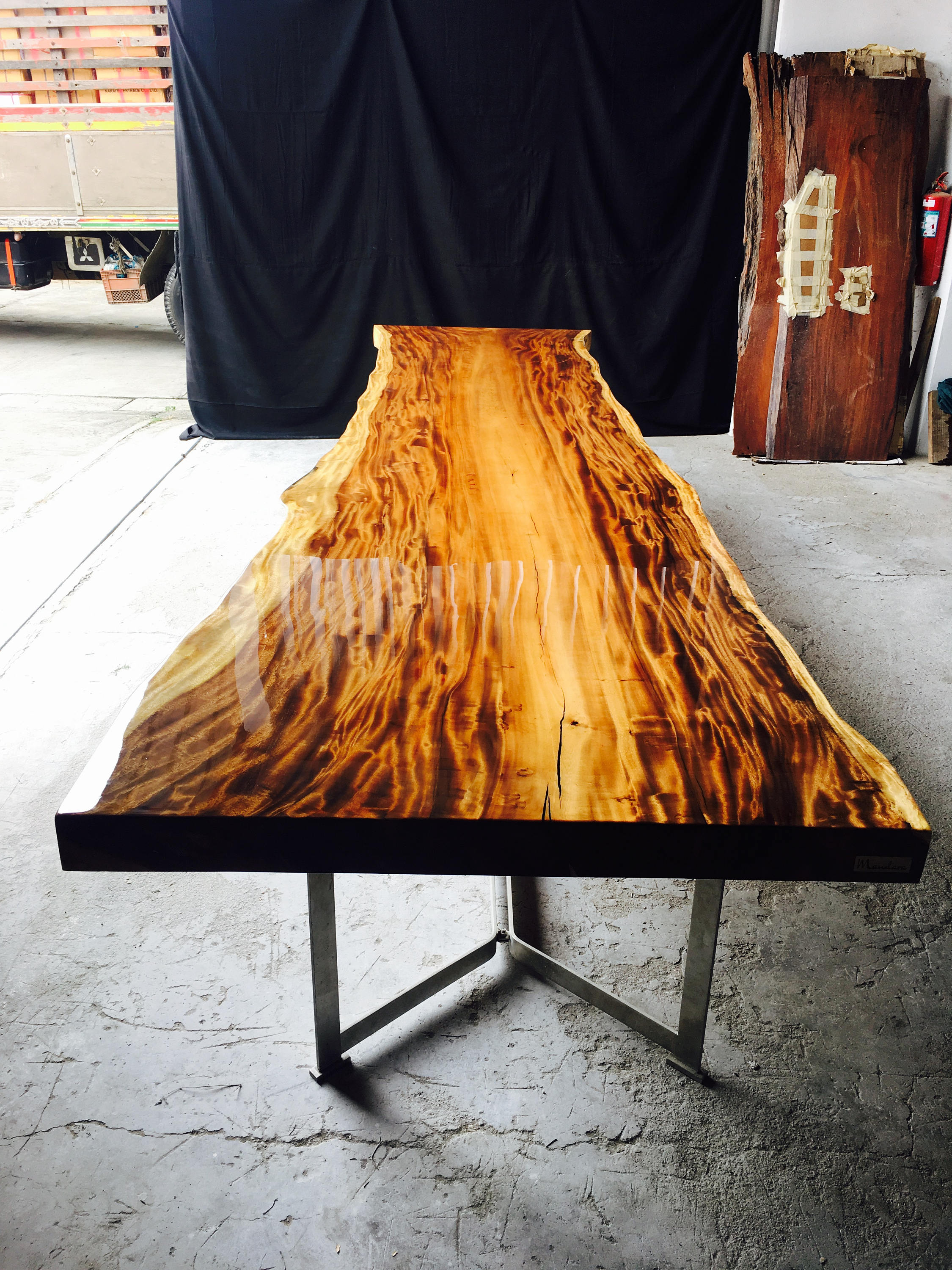 Tavolo in legno massello di Acacia