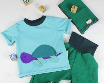 T-Shirt "Schildkröte", Mini-Kollektion aus mintblauem Jersey mit Schildkröten- Applikation in lila, flaschengrün und mint