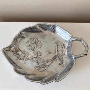ドイツ　アンティーク　カイザージンKAYSERZINN虫と花彫金プレート547g Kayserzinn Pewter - Etsy