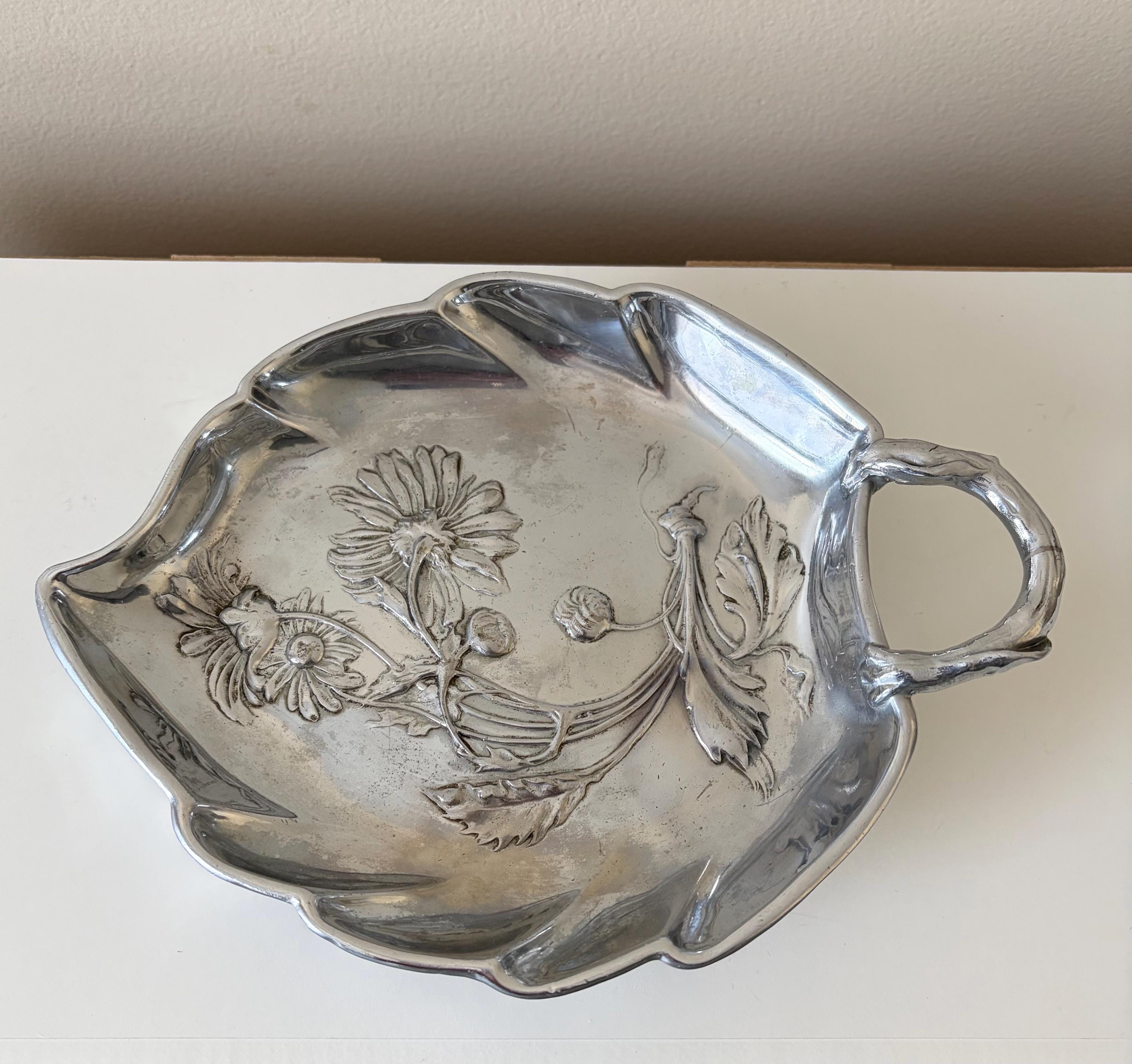 ドイツ　アンティーク　カイザージンKAYSERZINN虫と花彫金プレート547g Kayserzinn Pewter - Etsy