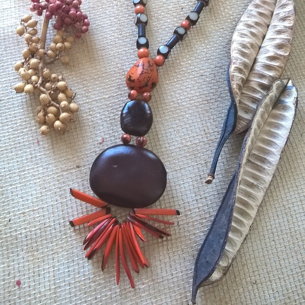 Collier orange en noix de tagua, collier ethnique artisanal, sautoir corrozo