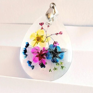 Pressed Flower Pendant  - Floral Botanical jewelry- Resin necklace with real flowers- Gift for mom sister wife
