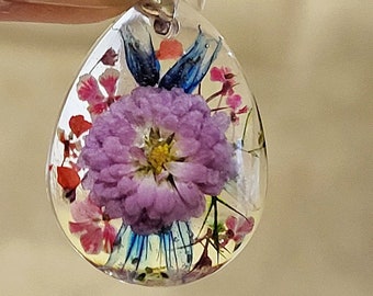 Botanical resin flower jewelry- Pressed Flower Pendant- Floral Botanical jewelry- Resin necklace with real flowers- Gift for mom sister wife